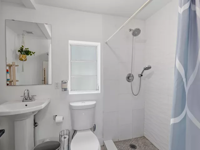 Продажа дома по адресу 7700 NE 1st Court - фото 9356541