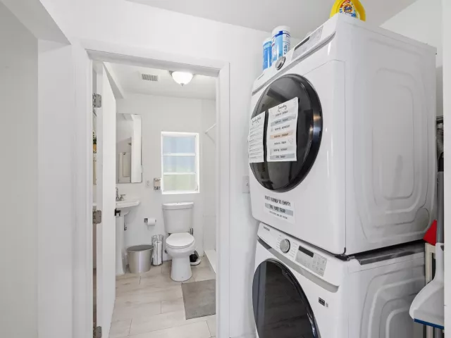 Продажа дома по адресу 7700 NE 1st Court - фото 9356542