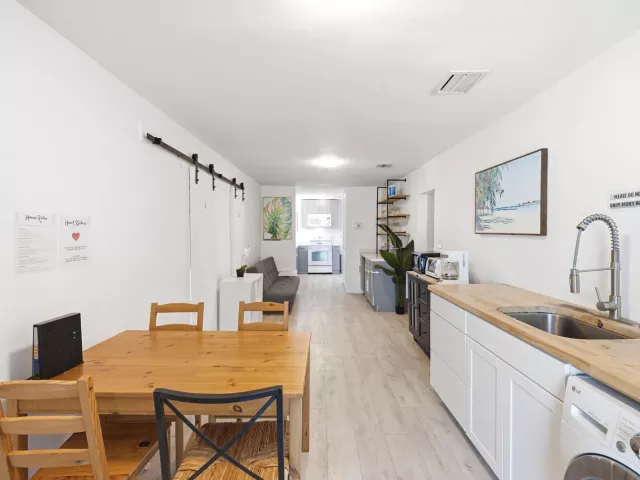 Продажа дома по адресу 7700 NE 1st Court - фото 9356547
