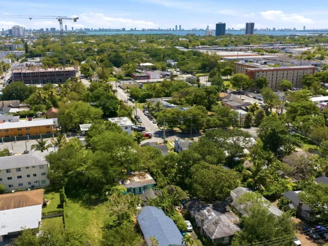 Продажа дома по адресу 7700 NE 1st Court - фото 9356550