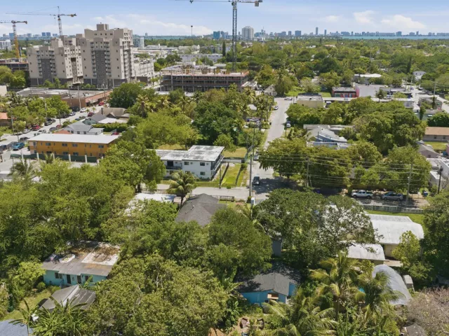 Продажа дома по адресу 7700 NE 1st Court - фото 9356551
