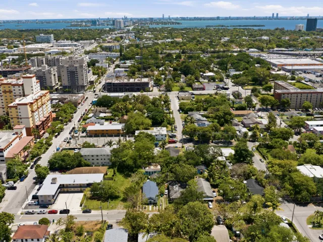Продажа дома по адресу 7700 NE 1st Court - фото 9356558