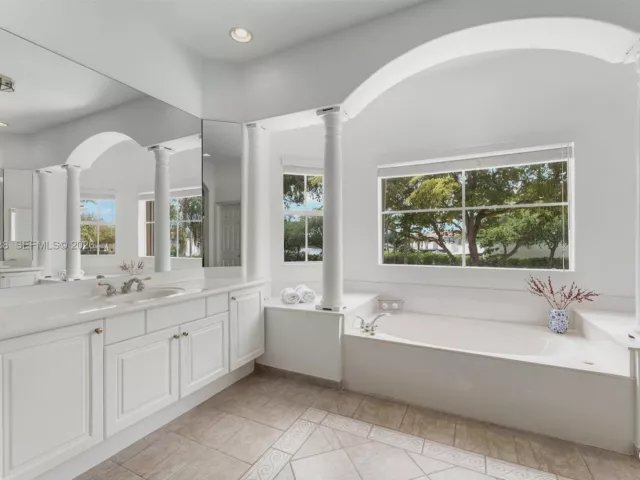 Продажа дома по адресу 6914 NW 113th Pl - фото 7595222