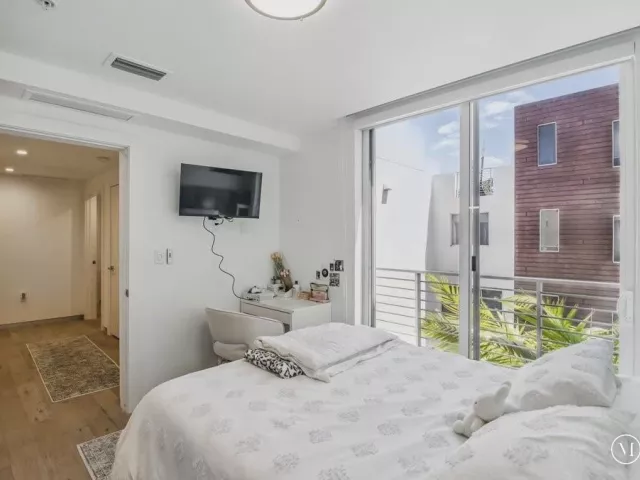 Продажа дома по адресу 700 NE 14th Avenue 208 - фото 9169193