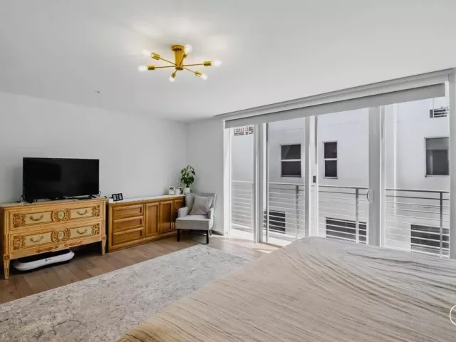 Продажа дома по адресу 700 NE 14th Avenue 208 - фото 9169196
