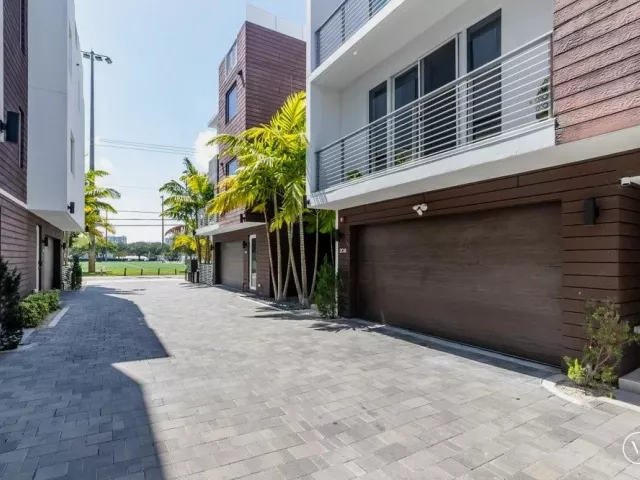 Продажа дома по адресу 700 NE 14th Avenue 208 - фото 9169216