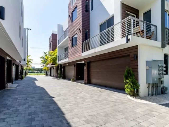 Продажа дома по адресу 700 NE 14th Avenue 208 - фото 9169222