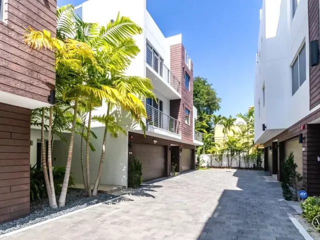 Продажа дома по адресу 700 NE 14th Avenue 208 - фото 9169223