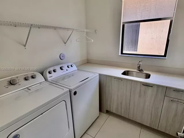 Дом в аренду по адресу 8108 NW 48th Ter 8108 - фото 7596496