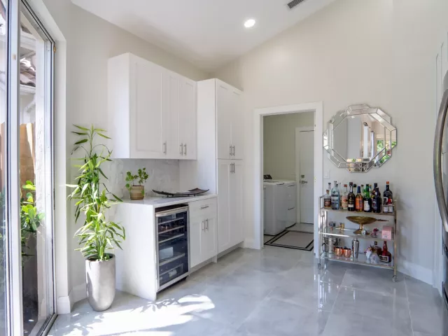 Продажа дома по адресу 6670 NW 27th Avenue - фото 9034936