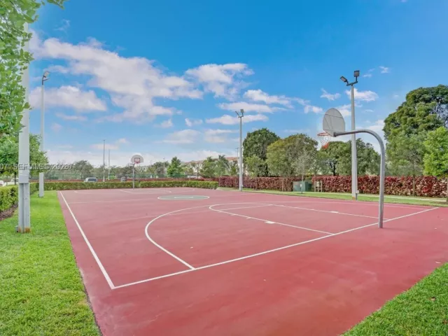 Дом в аренду по адресу 10500 NW 78th Ter 10500 - фото 7598354