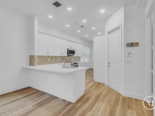 Продажа дома по адресу 23008 Clear Echo Drive 11 - фото 9379227