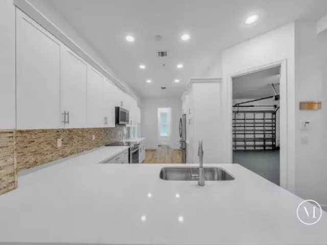 Продажа дома по адресу 23008 Clear Echo Drive 11 - фото 9379228