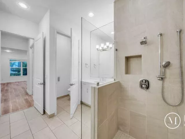 Продажа дома по адресу 23008 Clear Echo Drive 11 - фото 9379253