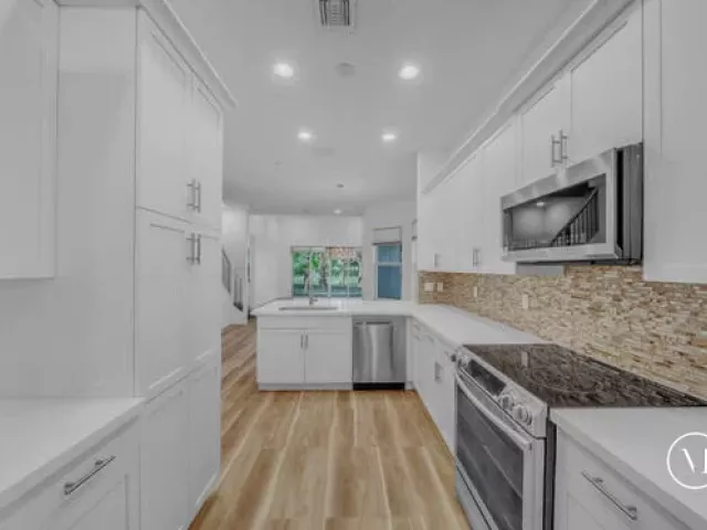 Продажа дома по адресу 23008 Clear Echo Drive 11 - фото 9379293