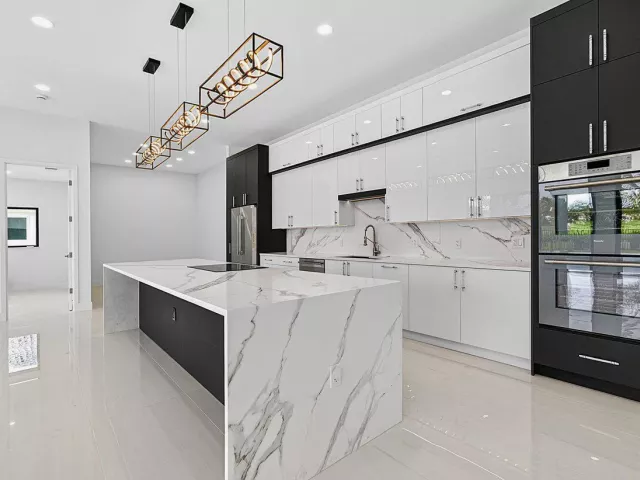 Продажа дома по адресу 4887 Bocaire Boulevard - фото 8917704