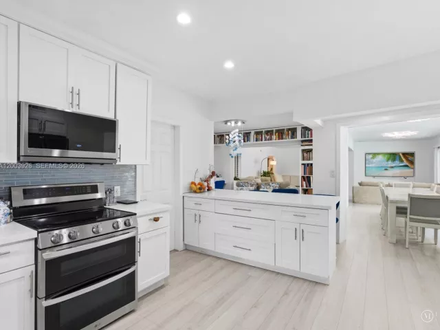 Продажа дома по адресу 5000 Riviera Dr - фото 7600779