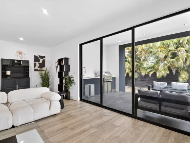 Продажа дома по адресу 913 NE 15th Street - фото 9155715