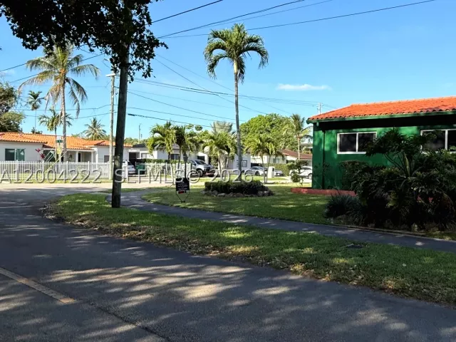 Продажа дома по адресу 540 SW 39th Ave - фото 8886399