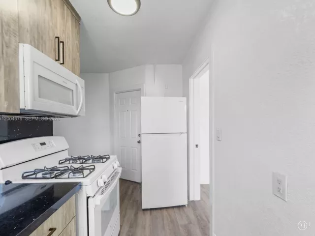 Продажа дома по адресу 500 SW 8th St - фото 7603608