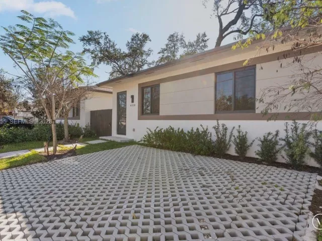 Продажа дома по адресу 4518 NW 4 ST - фото 7603836