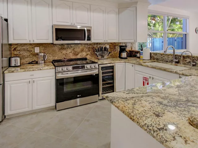 Продажа дома по адресу 218 Pine Avenue - фото 9356504