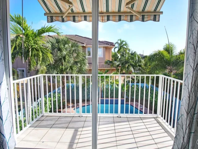 Продажа дома по адресу 218 Pine Avenue - фото 9356511
