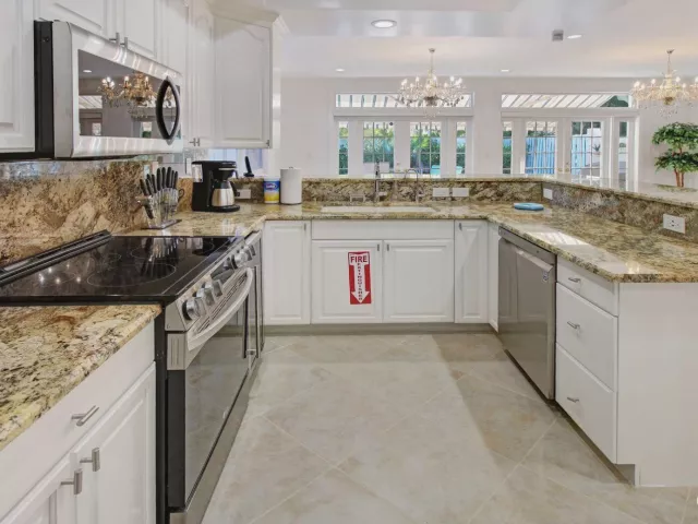 Продажа дома по адресу 218 Pine Avenue - фото 9356503