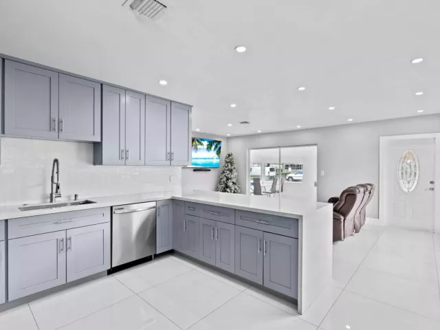 Продажа дома по адресу 670 SW 29th Avenue - фото 8914873