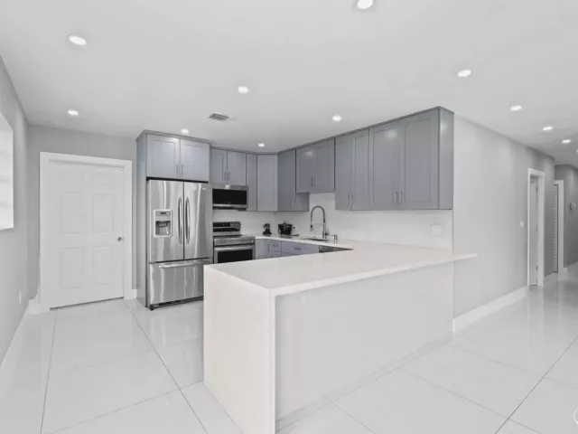 Продажа дома по адресу 670 SW 29th Avenue - фото 8914874