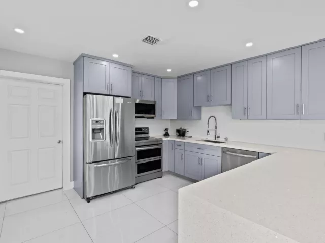 Продажа дома по адресу 670 SW 29th Avenue - фото 8914875