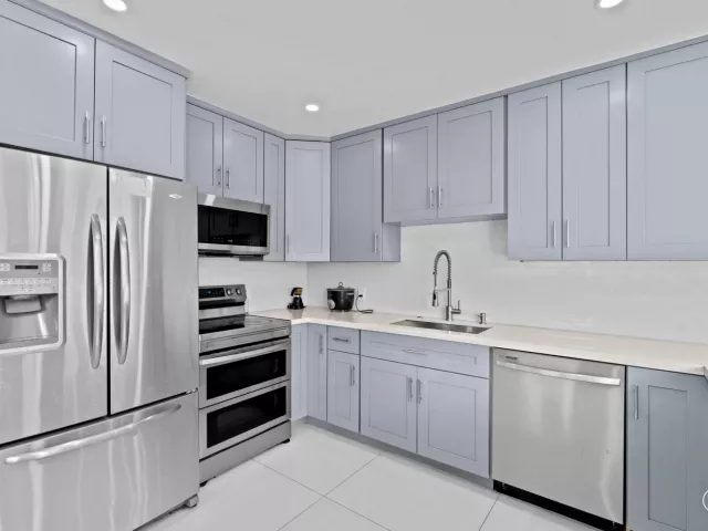 Продажа дома по адресу 670 SW 29th Avenue - фото 8914876
