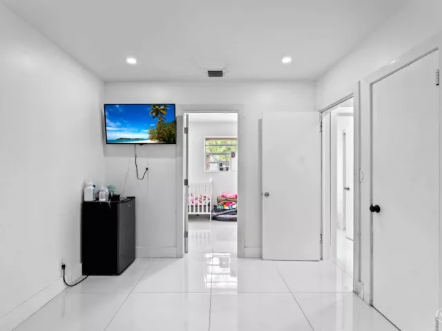 Продажа дома по адресу 670 SW 29th Avenue - фото 8914878