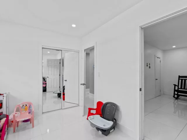 Продажа дома по адресу 670 SW 29th Avenue - фото 8914881