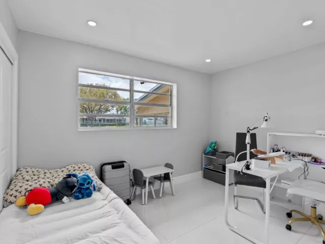 Продажа дома по адресу 670 SW 29th Avenue - фото 8914883