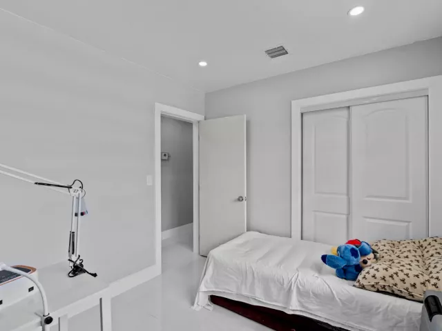 Продажа дома по адресу 670 SW 29th Avenue - фото 8914884