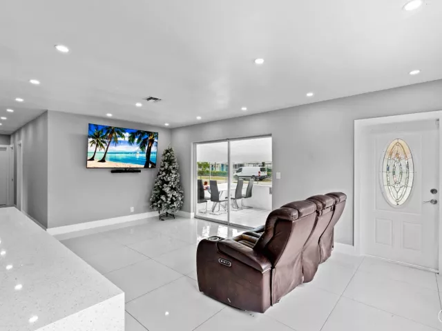 Продажа дома по адресу 670 SW 29th Avenue - фото 8914869