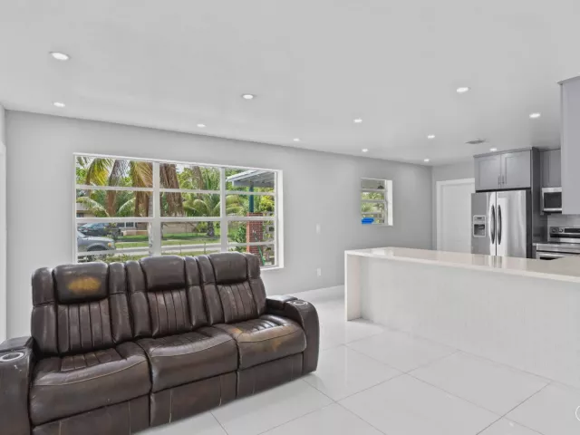 Продажа дома по адресу 670 SW 29th Avenue - фото 8914870