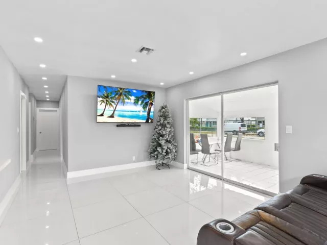 Продажа дома по адресу 670 SW 29th Avenue - фото 8914871