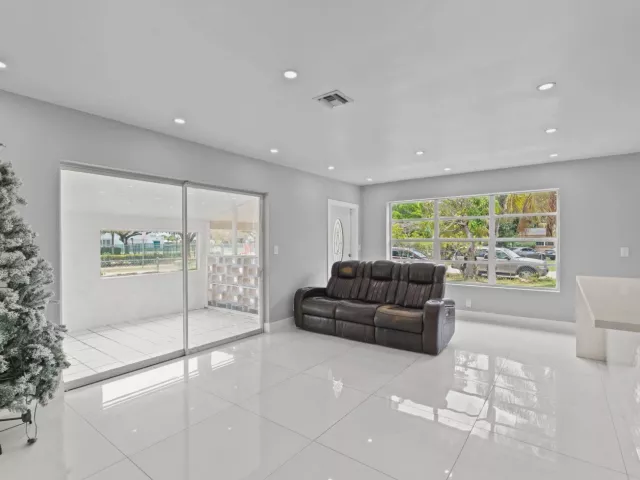 Продажа дома по адресу 670 SW 29th Avenue - фото 8914872