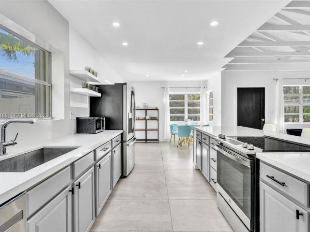 Продажа дома по адресу 9264 Byron Ave - фото 7606264