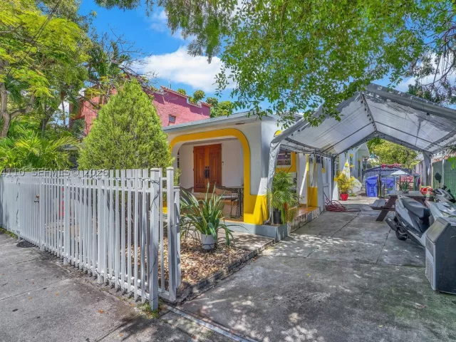 Продажа дома по адресу 219 SW 6th Ave - фото 9121669