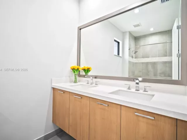 Продажа дома по адресу 4392 NW 80 Ave - фото 7617909