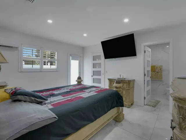 Продажа дома по адресу 1360 SW 32nd Street - фото 9249595