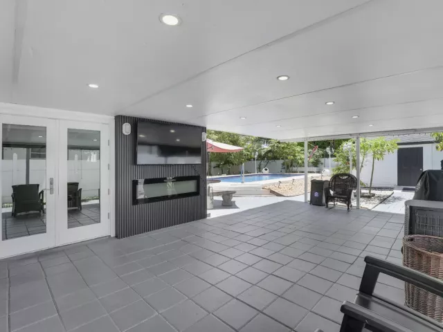 Продажа дома по адресу 1360 SW 32nd Street - фото 9249605
