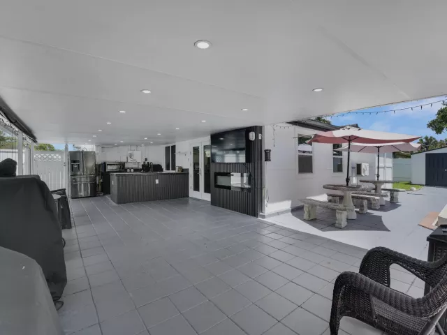 Продажа дома по адресу 1360 SW 32nd Street - фото 9249606