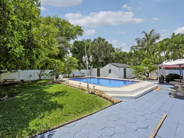 Продажа дома по адресу 1360 SW 32nd Street - фото 9249610