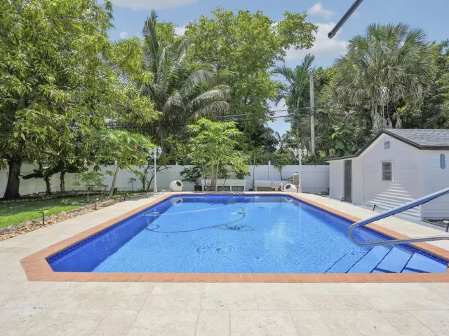 Продажа дома по адресу 1360 SW 32nd Street - фото 9249611