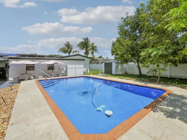 Продажа дома по адресу 1360 SW 32nd Street - фото 9249615