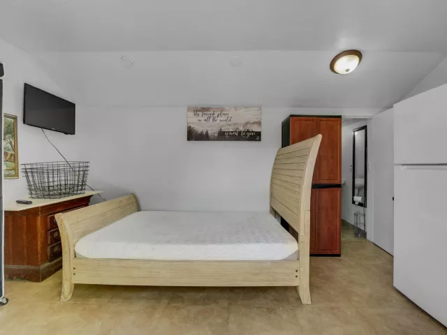 Продажа дома по адресу 1360 SW 32nd Street - фото 9249621